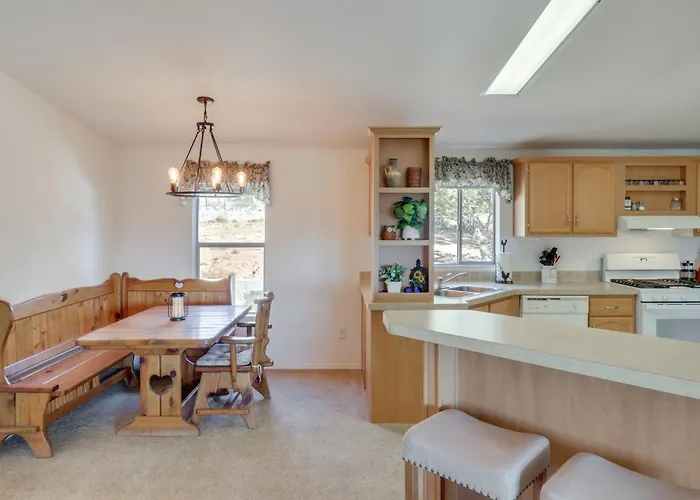 Family Show Getaway - 7 Mi To Town! Holiday home *
