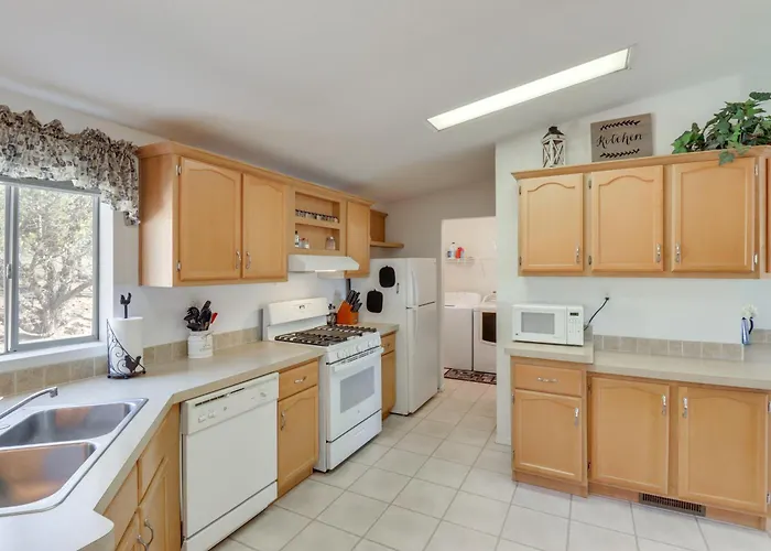 Family Show Getaway - 7 Mi To Town! Holiday home